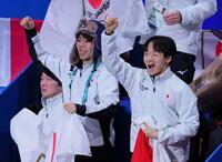 団体アイスダンスＲＤ　吉田唄菜、森田真沙也組に声援を送る鍵山優真（右）、佐藤駿（中）ら＝ミラノ