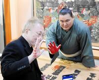 大絵馬に手形を入れ、記念撮影を行う高須院長と豊昇龍