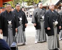 住吉大社に参拝する（左から）伊勢ノ海親方、豊昇龍、大の里、八角理事長