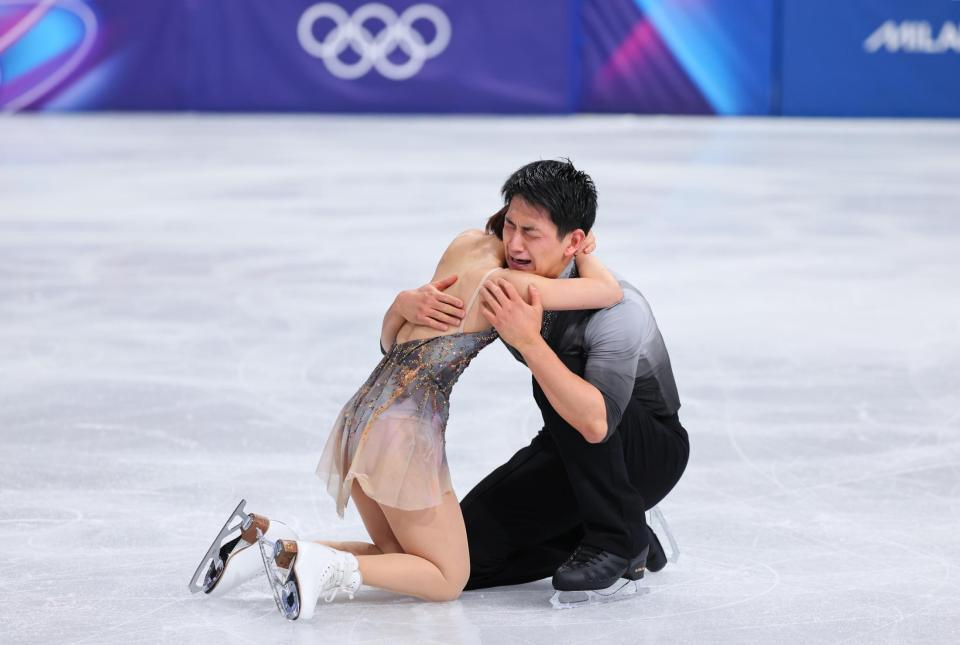 　ペアフリーの演技を終え、抱き合って喜ぶ三浦璃来、木原龍一組