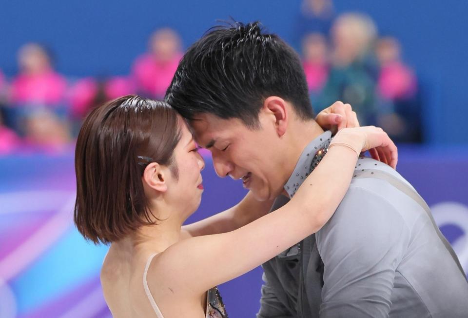 　ペアフリーの演技を終え、感極まる三浦璃来、木原龍一