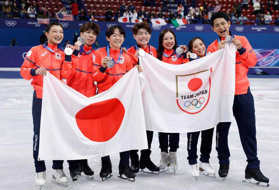 団体で銀メダルを獲得した日本チーム。左から女子の坂本花織、男子の佐藤駿、鍵山優真、アイスダンスの森田真沙也、吉田唄菜、ペアの三浦璃来、木原龍一＝ミラノ（共同）