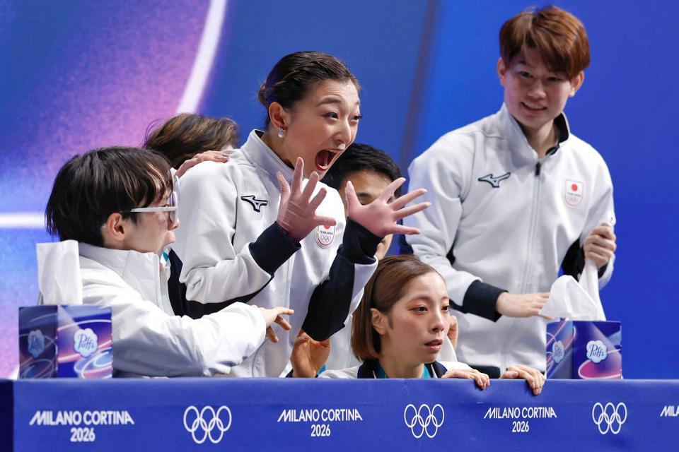 団体女子フリーの得点を確認し、喜ぶ坂本花織（前列左から２人目）＝ミラノ（共同）