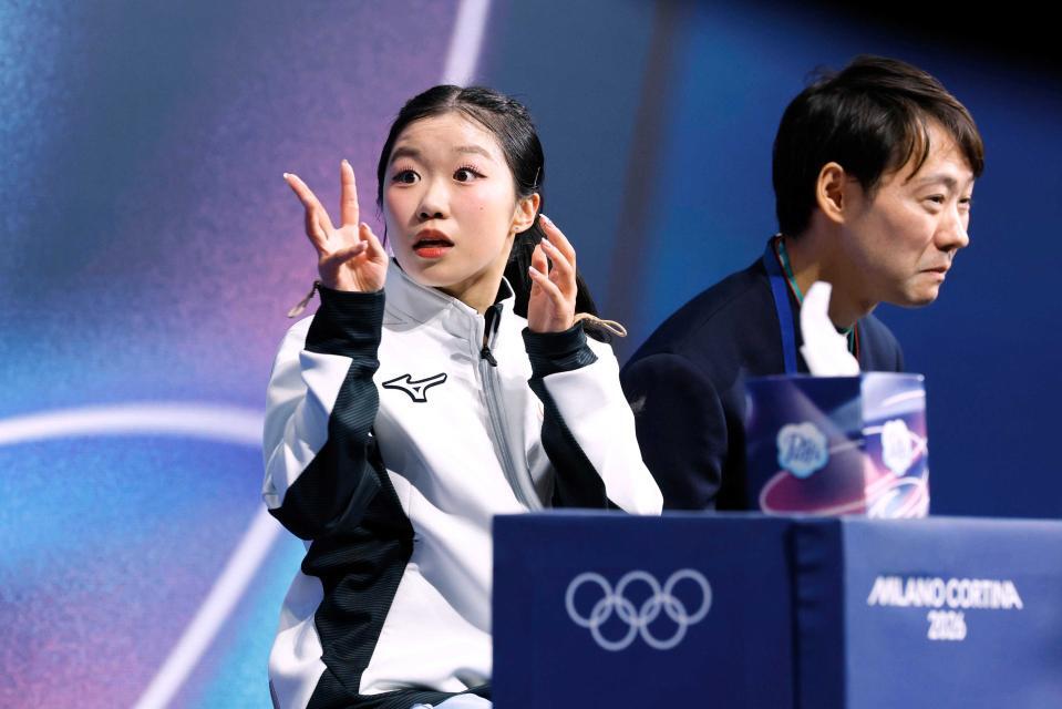 銅メダル確定に驚く中井亜美。右は中庭健介コーチ＝１９日（共同）