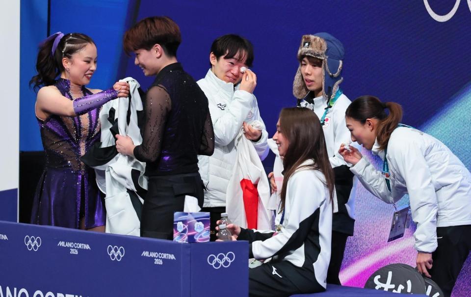 団体アイスダンスＲＤ　演技を終えた吉田唄菜（左）、森田真沙也組と歓喜する（右から）坂本花織、佐藤駿、鍵山優真ら