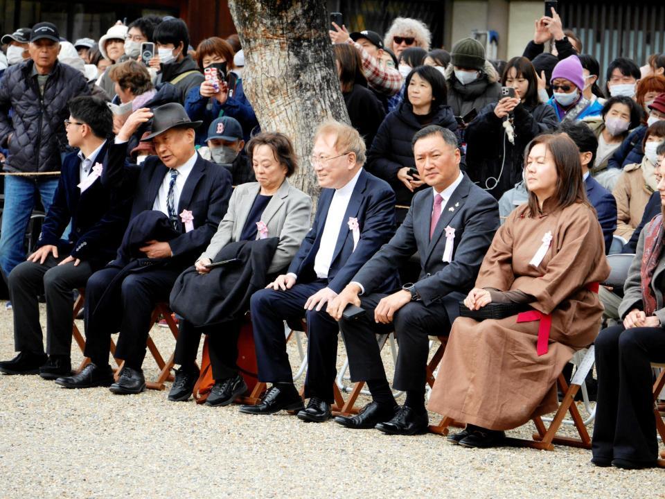 特別招待席の最前列で土俵入りなどを見る高須院長（前列左から４人目）