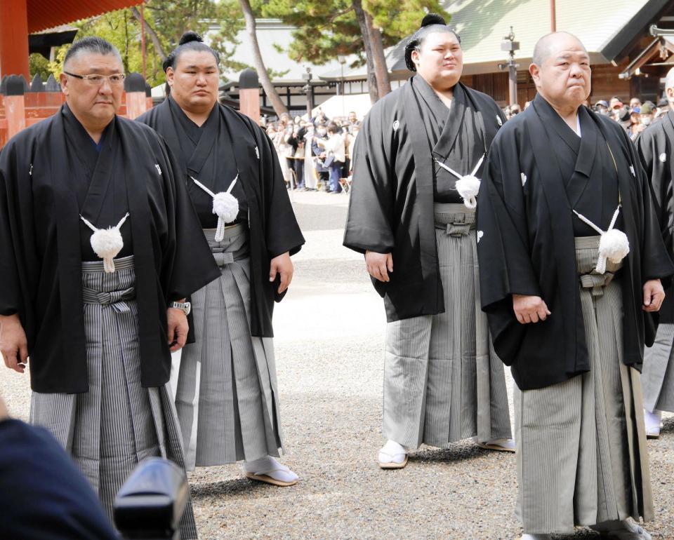 住吉大社に参拝する（左から）伊勢ノ海親方、豊昇龍、大の里、八角理事長
