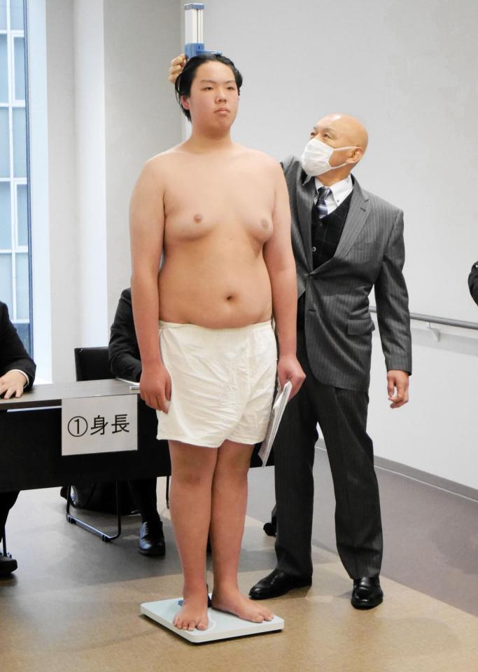 身長を測る平沼凜