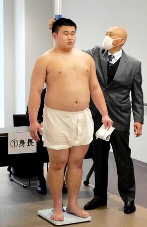 　身長を測る中沢睦士