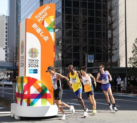 折り返し地点を走る大迫（左）、鈴木（右から２人目）＝撮影・佐々木彰尚