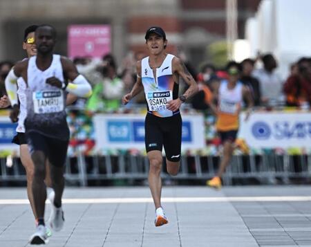 ゴール前でスパートする大迫傑（中央）。マラソン男子の日本勢トップとなる１２位になった