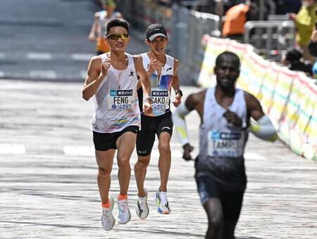 日本人トップでゴールへ向かう大迫傑（中）