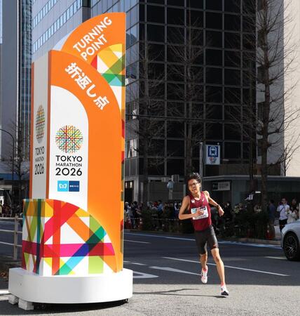 折り返し地点を走る工藤（撮影・佐々木彰尚）