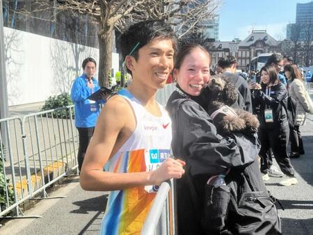 レース後、麻緒夫人と笑顔を浮かべる鈴木健吾