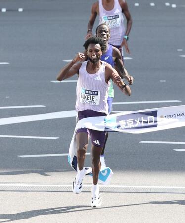 優勝したタデセ・タケレ（撮影・石井剣太郎）