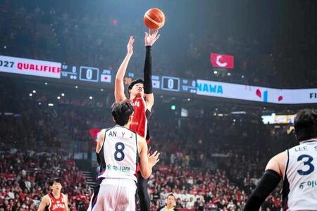 シュートを放つ渡辺雄太（ⒸＦＩＢＡ提供写真）