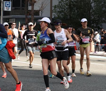 折り返し地点を走る小島よしお（右端）＝撮影・佐々木彰尚