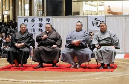 「うめきた場所」トークコーナーに登場した（左から）西ノ龍、豪ノ山、琴桜、藤ノ川
