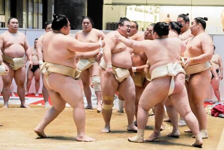 申し合いで勝ち残り、売り込みを受ける隆の勝（土俵中央）