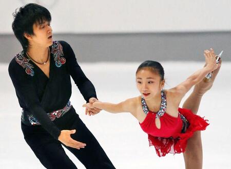 ペアＳＰで演技する高橋成美、木原龍一組＝２０１３年