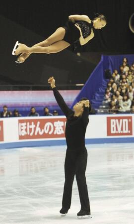 マービン・トランと演技する高橋成美＝２０１２年