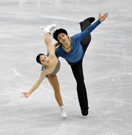 息の合った演技を見せる須崎海羽・木原龍一ペア＝２０１８年