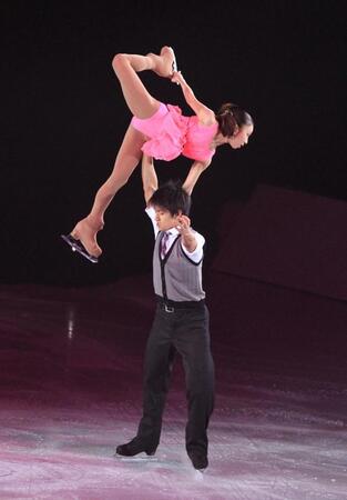 息の合った演技を披露する木原龍一・高橋成美組＝２０１５年１月１０日、なみはやドーム