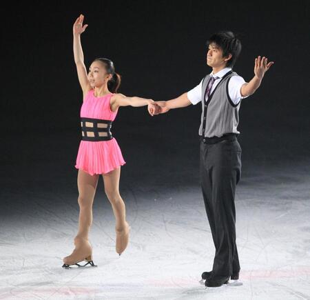 声援に応える木原龍一・高橋成美組＝２０１５年１月１０日、なみはやドーム