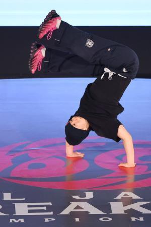 　女子決勝　技を繰り出す半井彩弥＝代々木第二体育館