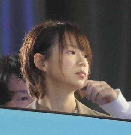 ミラノ・コルティナ五輪　選手をを見つめる高木菜那さん＝２月２０日