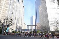 一斉にスタートするランナーたち（撮影・開出牧）