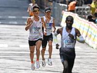 日本人トップでゴールへ向かう大迫傑（中）