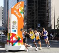 折り返し地点を走る大迫（左）、鈴木（右から２人目）＝撮影・佐々木彰尚