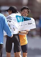 ゴールし、大迫傑（左）と抱き合う鈴木健吾＝東京都千代田区