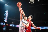 シュートを防ぎにいく馬場雄大（ⒸＦＩＢＡ提供写真）
