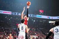 シュートを放つ渡辺雄太（ⒸＦＩＢＡ提供写真）