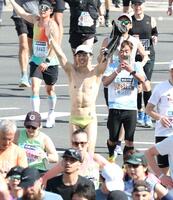 ゴールする小島よしお（撮影・石井剣太郎）