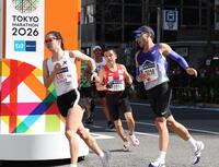 折り返し地点を走る猫ひろし（中央）＝撮影・佐々木彰尚