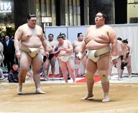 三番稽古を行う琴桜（右）と大の里