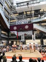 「うめきた場所」ちびっこ相撲で盛り上がる