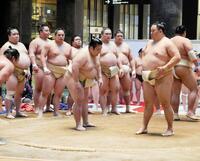 申し合い稽古を行う玉鷲（右）