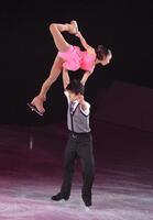 息の合った演技を披露する木原龍一・高橋成美組＝２０１５年１月１０日、なみはやドーム