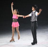 声援に応える木原龍一・高橋成美組＝２０１５年１月１０日、なみはやドーム