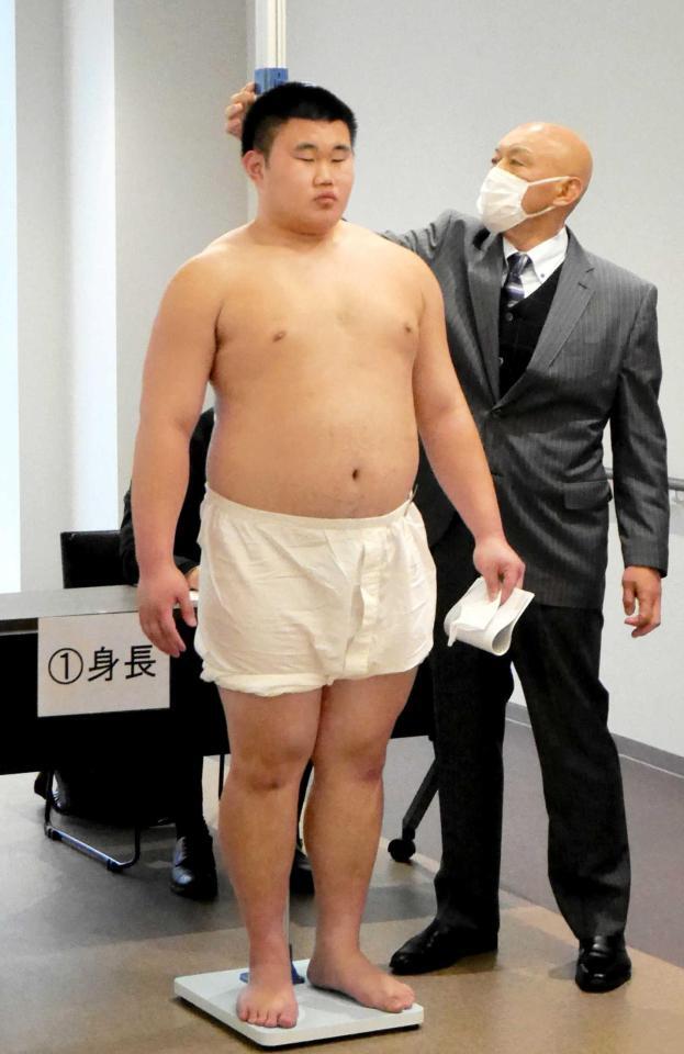 　身長を測る中沢睦士