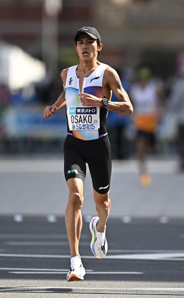 マラソン男子の日本勢トップとなる１２位でゴールする大迫傑＝東京都千代田区