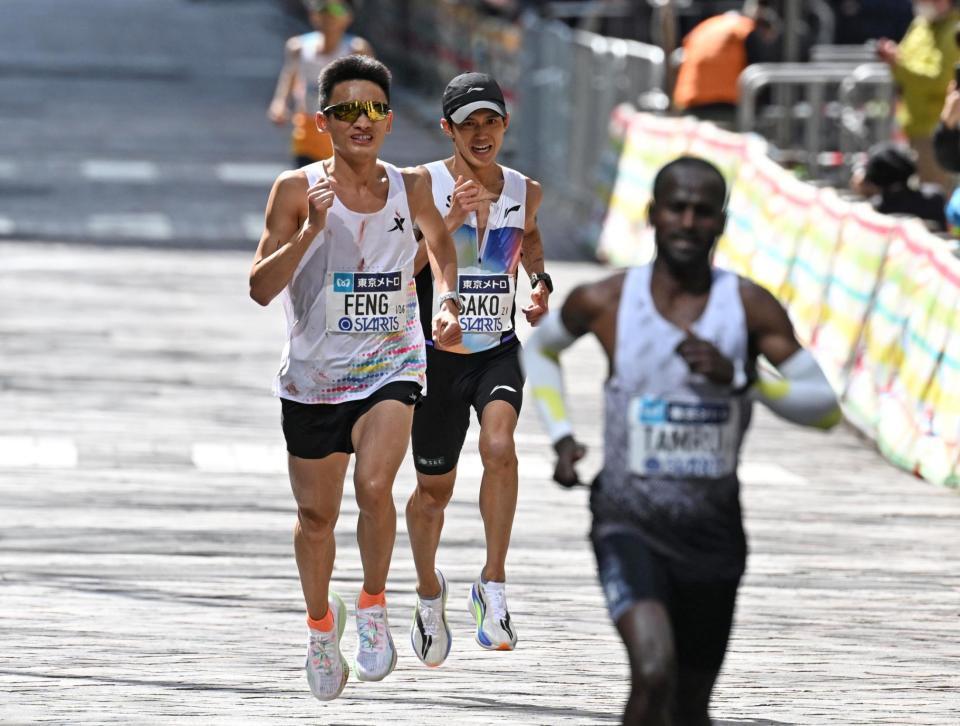 日本人トップでゴールへ向かう大迫傑（中）