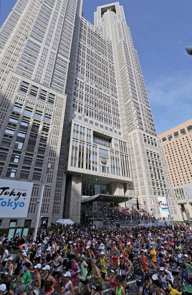 都庁前を一斉にスタートするランナー＝東京都新宿区