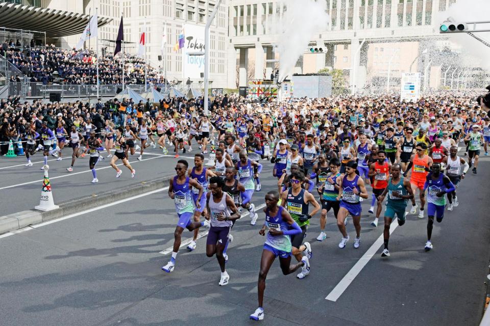 都庁前を一斉にスタートするランナー（提供・共同通信社）