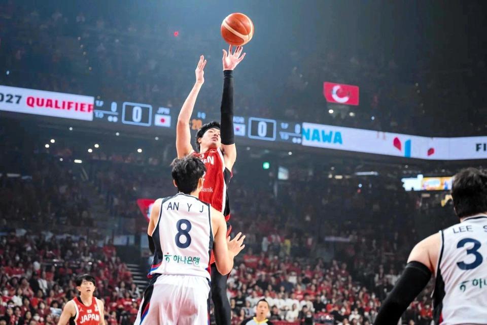 シュートを放つ渡辺雄太（ⒸＦＩＢＡ提供写真）