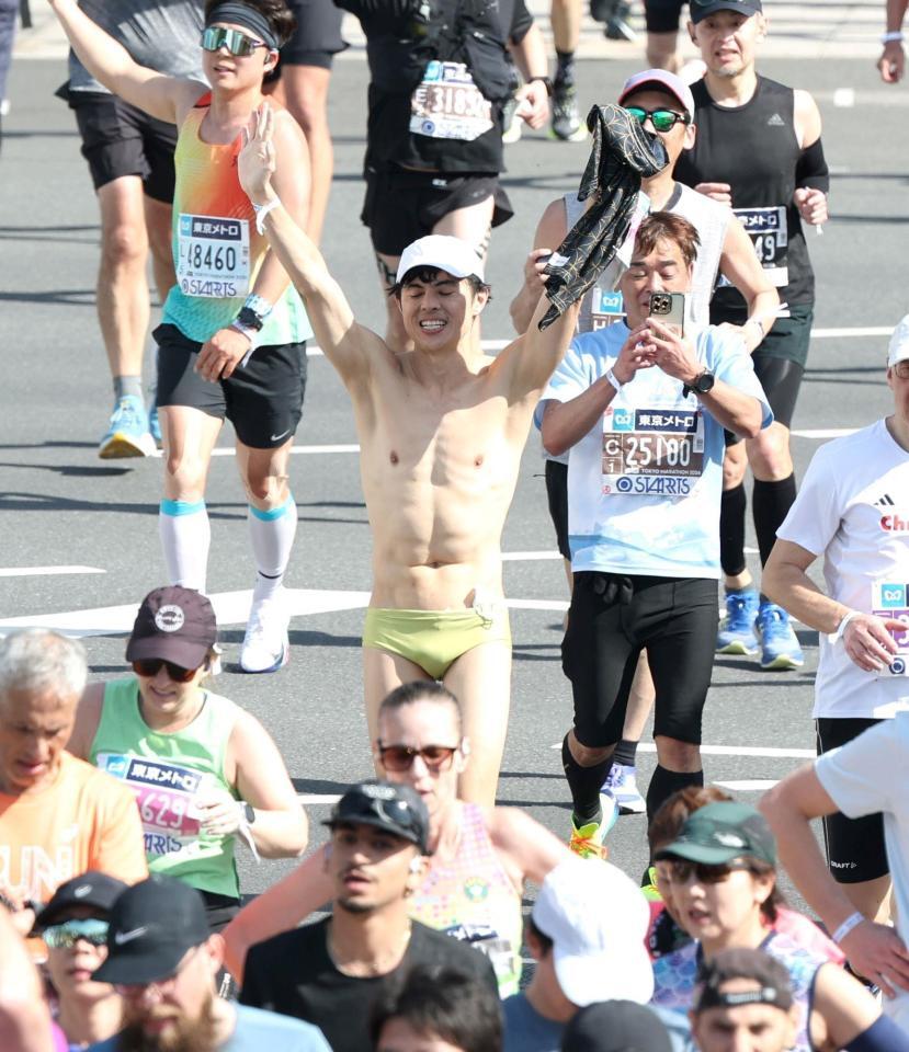 ゴールする小島よしお（撮影・石井剣太郎）
